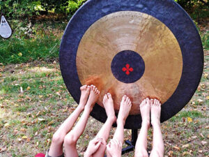 OP WOLKEN LOPEN IN DE WERELD OP ZIJN KOP - Light Tribe
