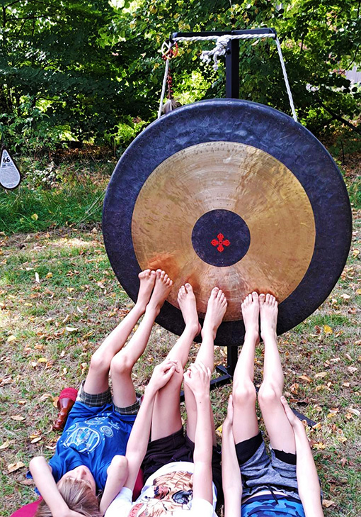 OP WOLKEN LOPEN IN DE WERELD OP ZIJN KOP - Light Tribe